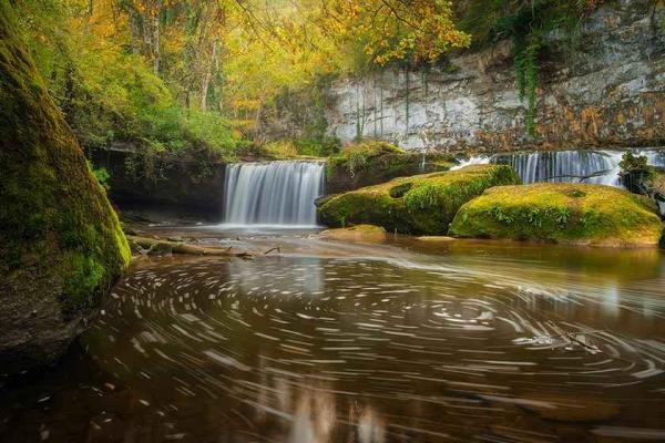 راهنمای دریاچه ها و آبشارهای سوئیس: سفری به قلب آبی آلپ راهنمای دریاچه ها و آبشارهای سوئیس: سفری به قلب آبی آلپ